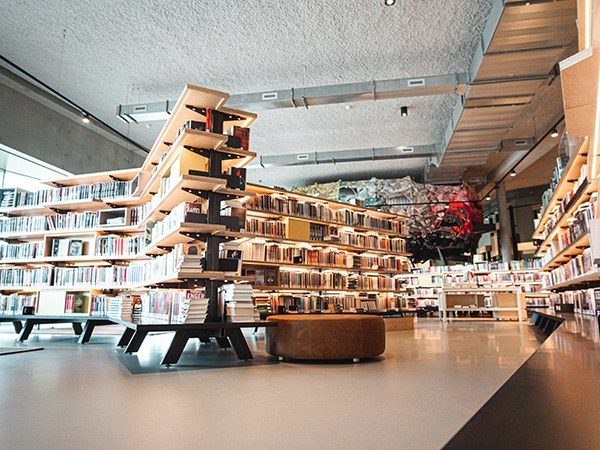 Interieurbouw bedrijf bibliotheek Alpen aan de Rijn